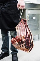 Slager met dry aged meat-133x200